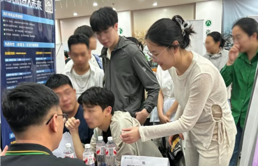 巨身智能亮相浙师大校园招聘会：展位热度领跑全场，具身智能赛道备受学子青睐
